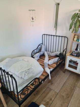 שתי מיטות יפהפיות של איקאה, עשויות ברזל