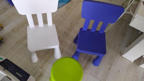 שולחן איקאה עם 3 כסאות לילדים