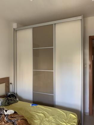 ארון לחדר בצבע בז? עם