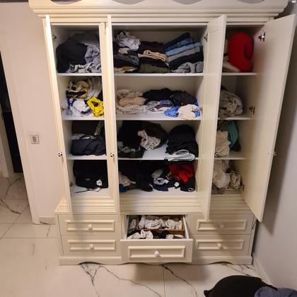 ארון ילדים בצבע בז במצב