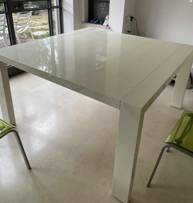שולחן לבן ריבועי 140x140 מתאים