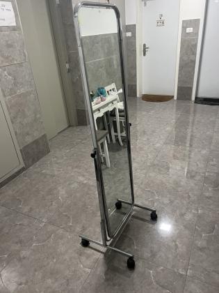 מראה ניידת על גלגלים במצב