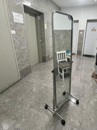 מראה ניידת על גלגלים במצב