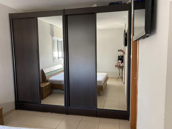 2 ארונות הזזה בצבע שחור בגודל 1