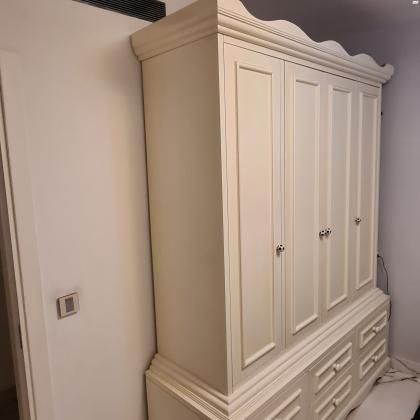 ארון ילדים בצבע בז במצב