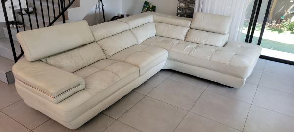 ספת עור לבנה, עם משענות