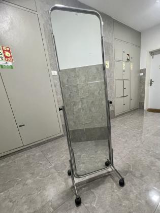 מראה ניידת על גלגלים במצב