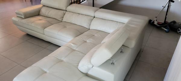 ספת עור לבנה, עם משענות