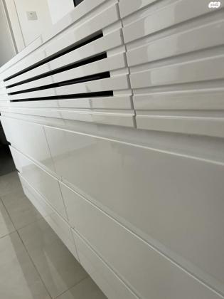 קומודה לבנה