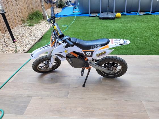 שני אופנועים חשמליים לילדים כולל מטען