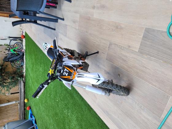 שני אופנועים חשמליים לילדים כולל מטען