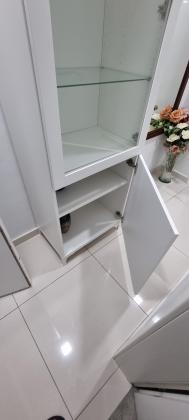 ארון לבן כולל וטירינה בחלק