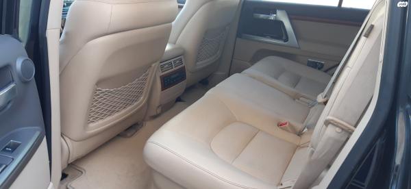 טויוטה לנד קרוזר V8 (2015)