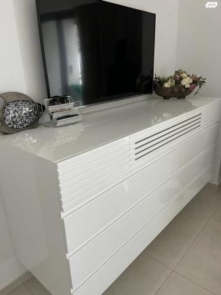 קומודה לבנה