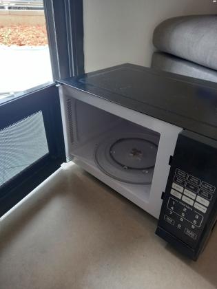 מיקרוגל שחור של חברת פיילוט