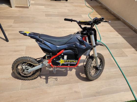 שני אופנועים חשמליים לילדים כולל מטען