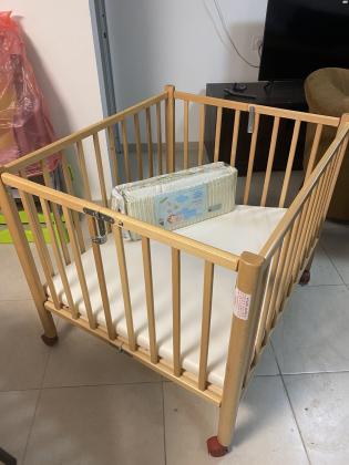 מיטת תינוק עם מזרן ומגיני