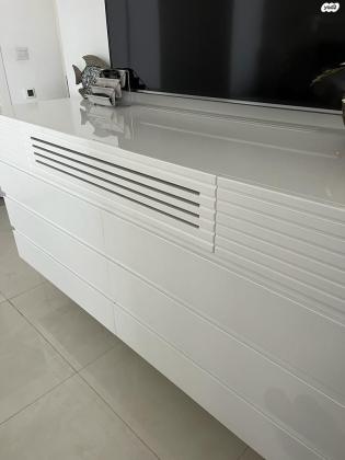 קומודה לבנה