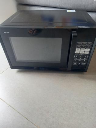 מיקרוגל שחור של חברת פיילוט