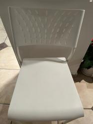 4 כסאות לבנים לפינת אוכל