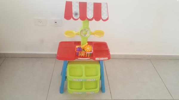 דוכן שוק עם משקל וסלסלה