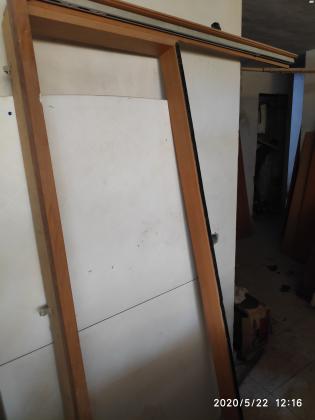 דלת הזזה לשירותים כולל צוהר