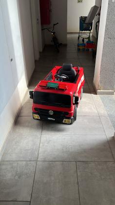 כבאית ממונעת לילדים עם מוזיקה