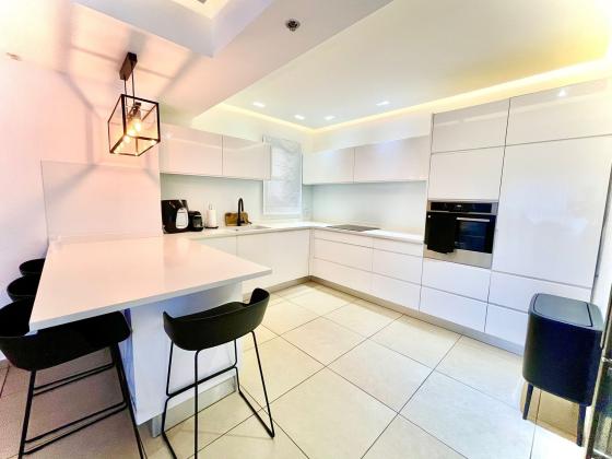 אלונים 22 (קרית השרון)