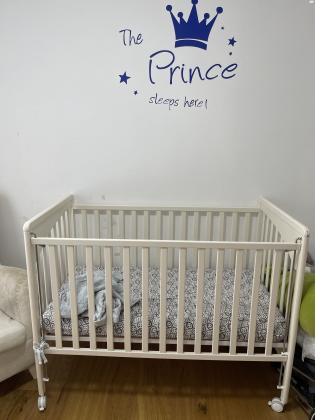 מיטת תינוק רחבה עם מזרן