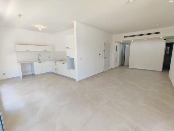 חנה רובינא 4 (מרכז)