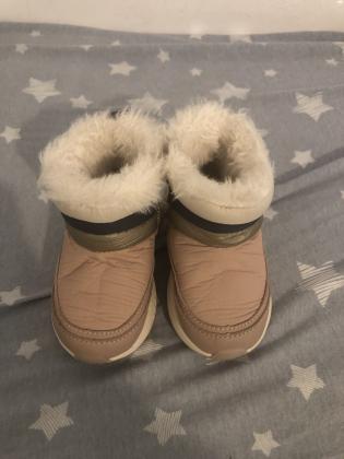 מגפון פרווה בצבע ורוד, מידה 20 של זארה