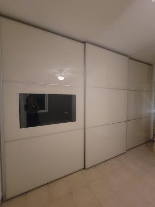 ארון הזזה חדש עם טלויזיה מובנת