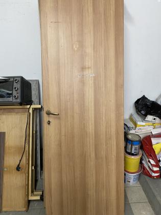 דלתות עץ לבית במצב טוב