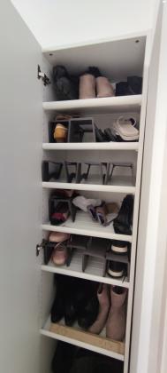 ארון מיועד לנעליים עם מדפים