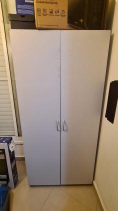 למכירה ארון בגדים 2 דלתות במצב מעולה