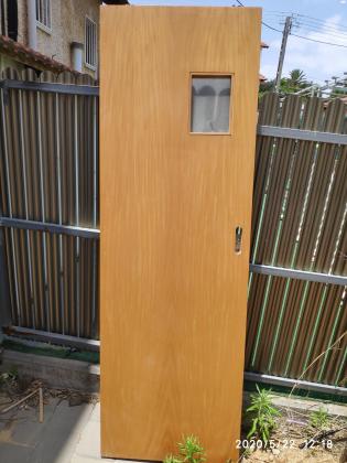 דלת הזזה לשירותים כולל צוהר