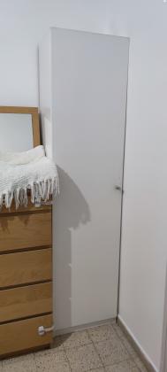 ארון מיועד לנעליים עם מדפים