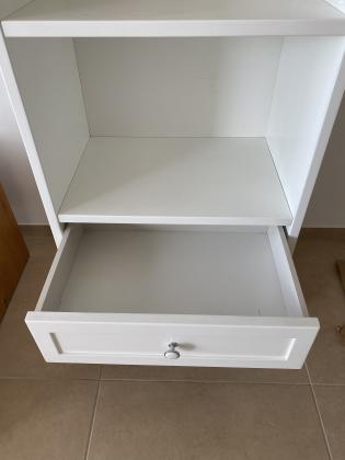 כוננית ספרים למכירה בצבע