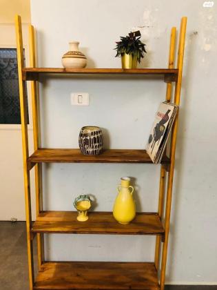 מעמד מדפים מעץ מתאים לעציצים