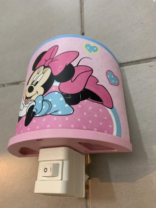 מנורת לילה לשקע ממותגת מיני