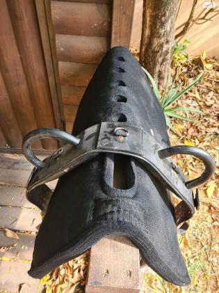 חגורת ווליטג 'עור,ושמיכת לבד עבה,נמכר