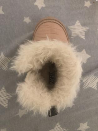 מגפון פרווה בצבע ורוד, מידה 20 של זארה