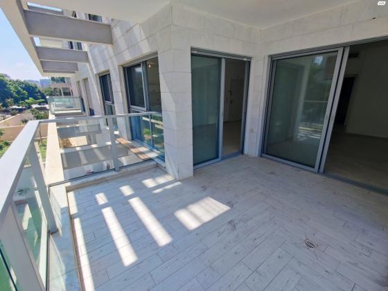 חנה רובינא 4 (מרכז)