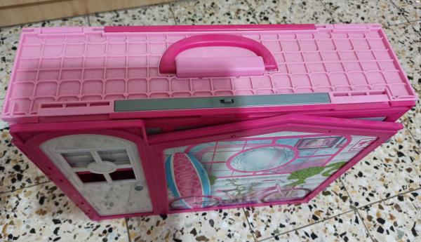 בית בובות לברבי נפתח, הכולל