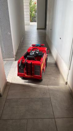 כבאית ממונעת לילדים עם מוזיקה