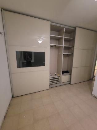 ארון הזזה חדש עם טלויזיה מובנת