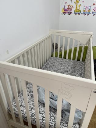 מיטת תינוק רחבה עם מזרן
