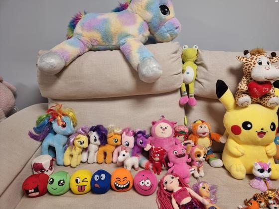 מלא בובות יקרות, שמורות מאוד,