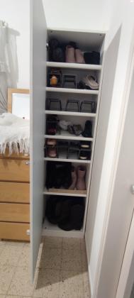 ארון מיועד לנעליים עם מדפים