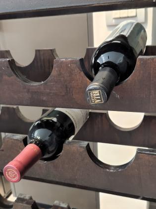 מעמד / מתקן לאחסון עד 40 בקבוקי יין